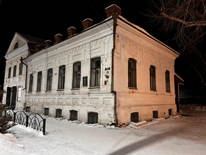 Продается "Дом Макарова с магазином",  площадью 338,5 кв. м и Земельный участок, площадью 433 кв. м,  Красноярский край, г. Енисейск, ул. Ленина, дом 110